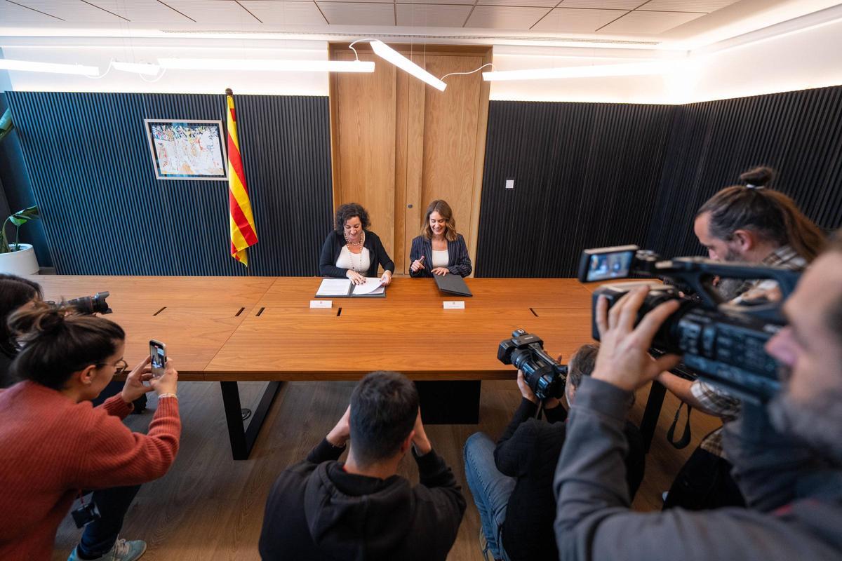 Imagen reciente de la consellera de Economia, Alícia Romero, y la líder de los Comuns en el Parlament, Jéssica Albiach.
