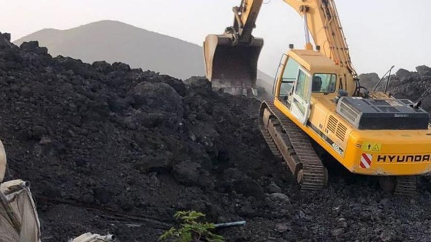 Una excavadora trabaja en la zona por la que discurrirá la carretera de la costa en La Palma.