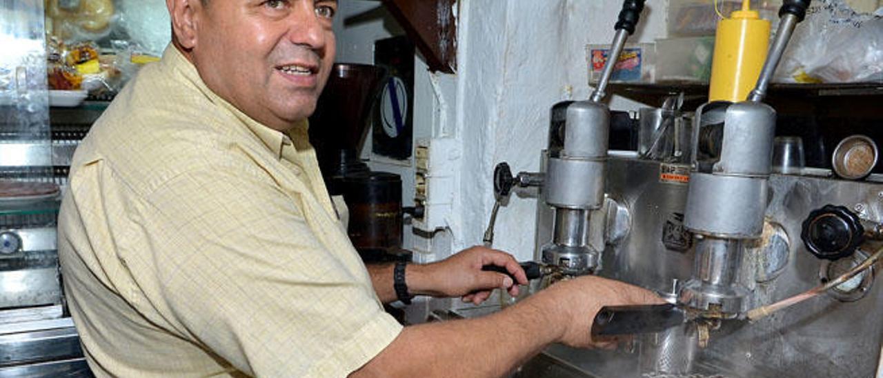 La máquina de preparar café lleva 38 años de servicio en el bar Fregoli.