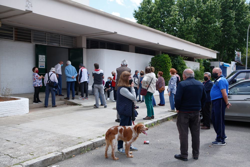 Las primeras personas guardando cola