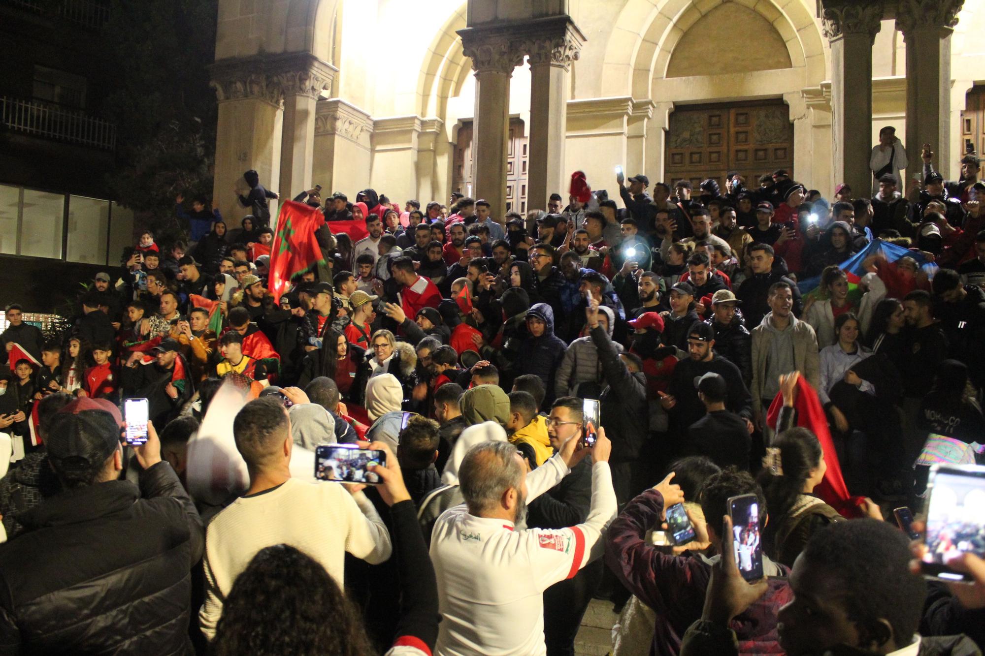 Eufòria entre la comunitat marroquí de Manresa en la celebració de la victòria contra Espanya al Mundial de Qatar