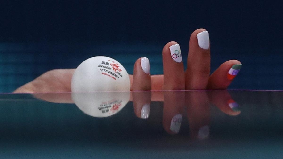 Detalle de la mano de la jugadora india de tenis de mesa, Manika Batra, durante su partido de octavos de final