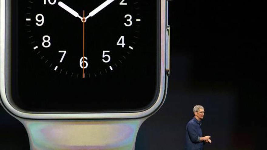 El consejero delegado de Apple, Tim Cook, ante una imagen del reloj inteligente presentado ayer en San Francisco.