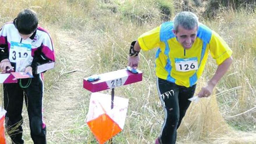 Dos de los competidores en la prueba de orientación celebrada en el Parque de Invierno de Oviedo el pasado domingo.