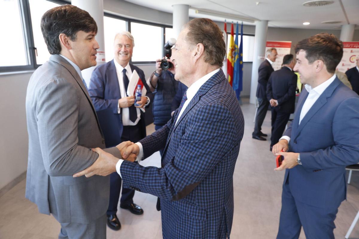 Inicio del plenario de la Cámara de Comercio de Gijón en donde se elegirá a Félix Baragaño como presidente.