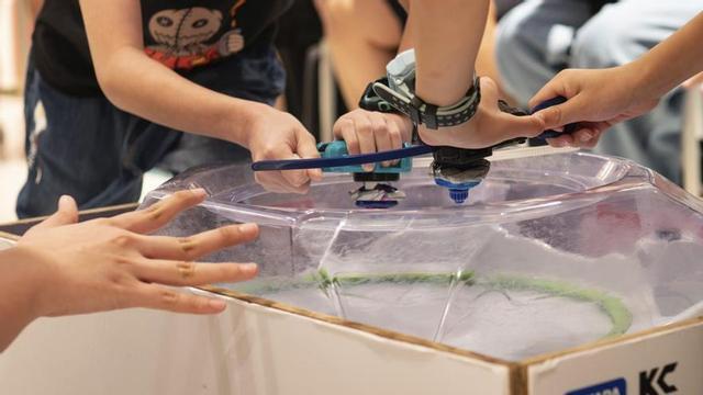 Niños jugando con peonzas Beyblade. | SHUTTERSTOCK