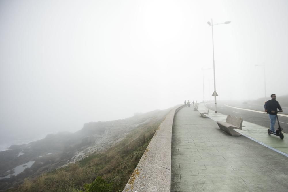 Un manto de niebla se posa sobre la ciudad y deja espectaculares imágenes.