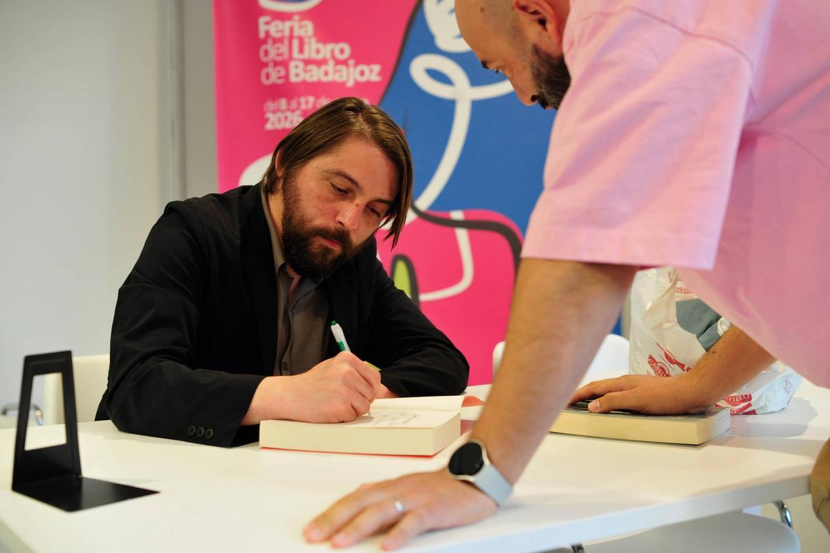 Juan Soto Ivars firma libros en Badajoz.