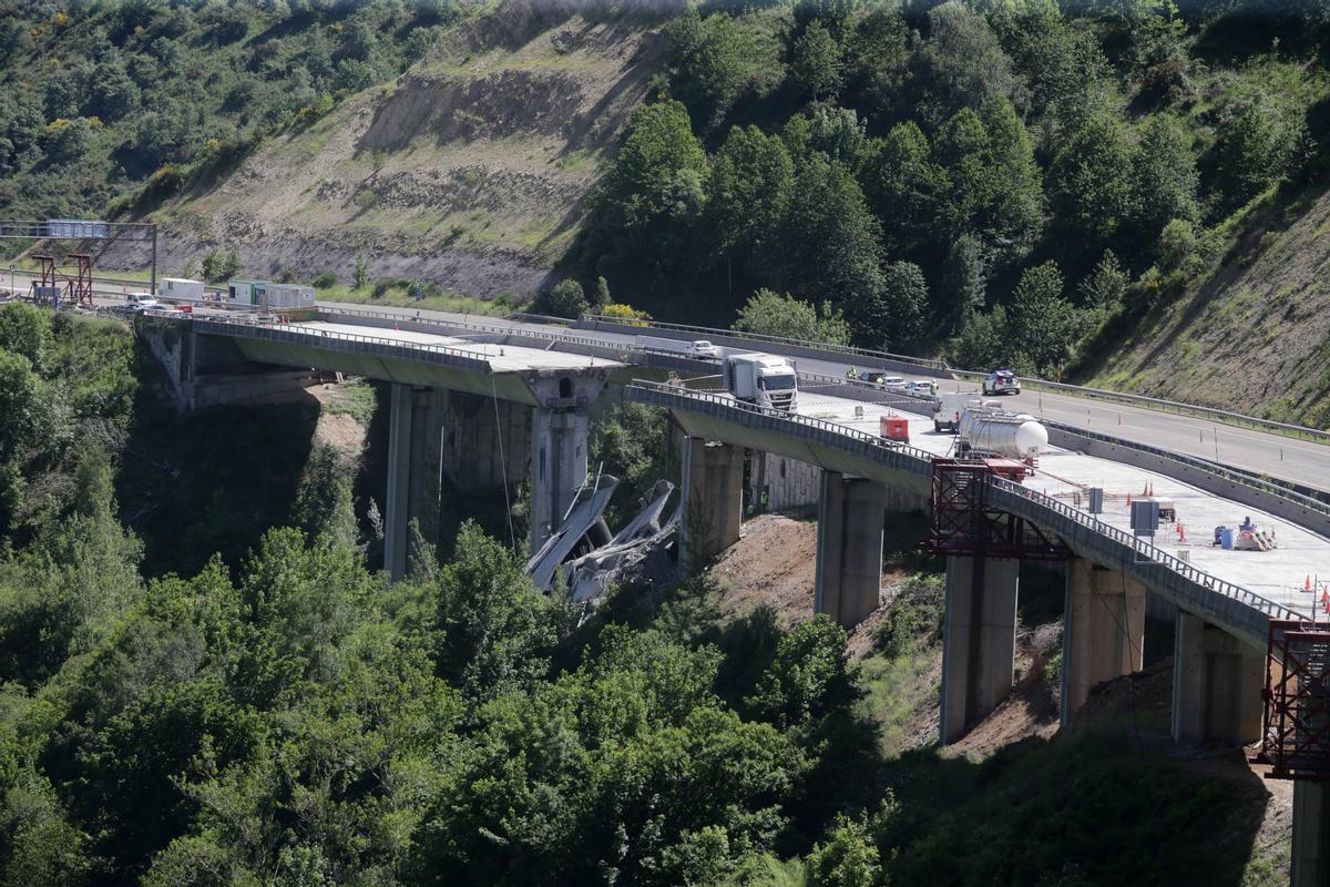 Desprendimiento en el puente de la A-6 entre Pedrafita y León
