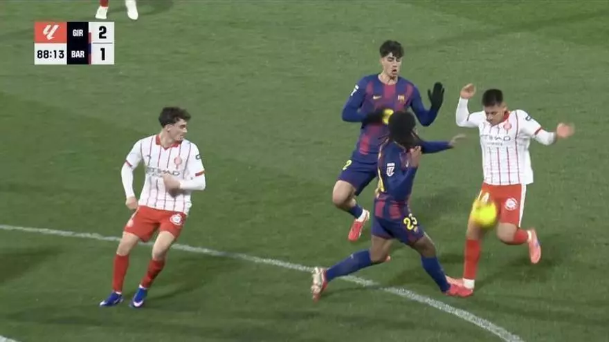 Así fue el 'pisotón' de Echeverría a Koundé en el 2-1 al Girona