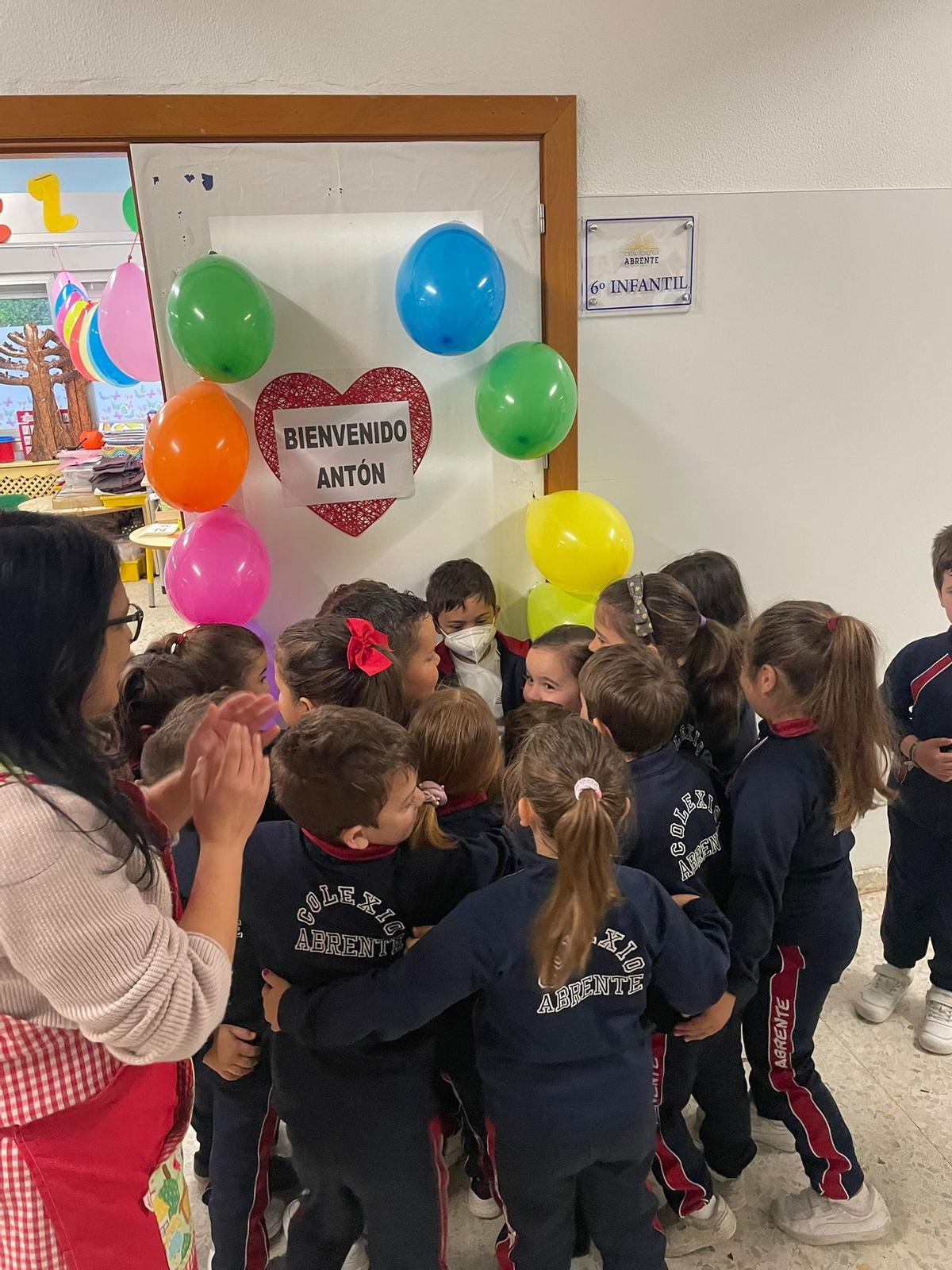 Compañeros de clase recibiendo a Antón.