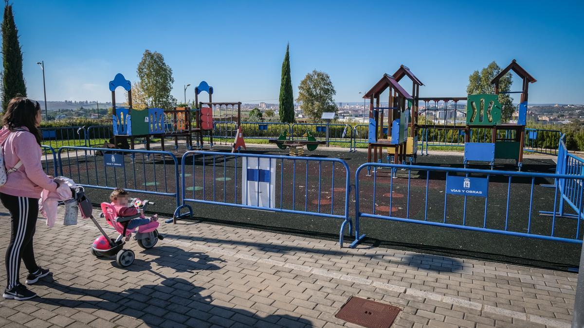 Una mujer y una niña observan, ayer, los juegos infantiles del parque de La Pilara, que sigue cerrado.