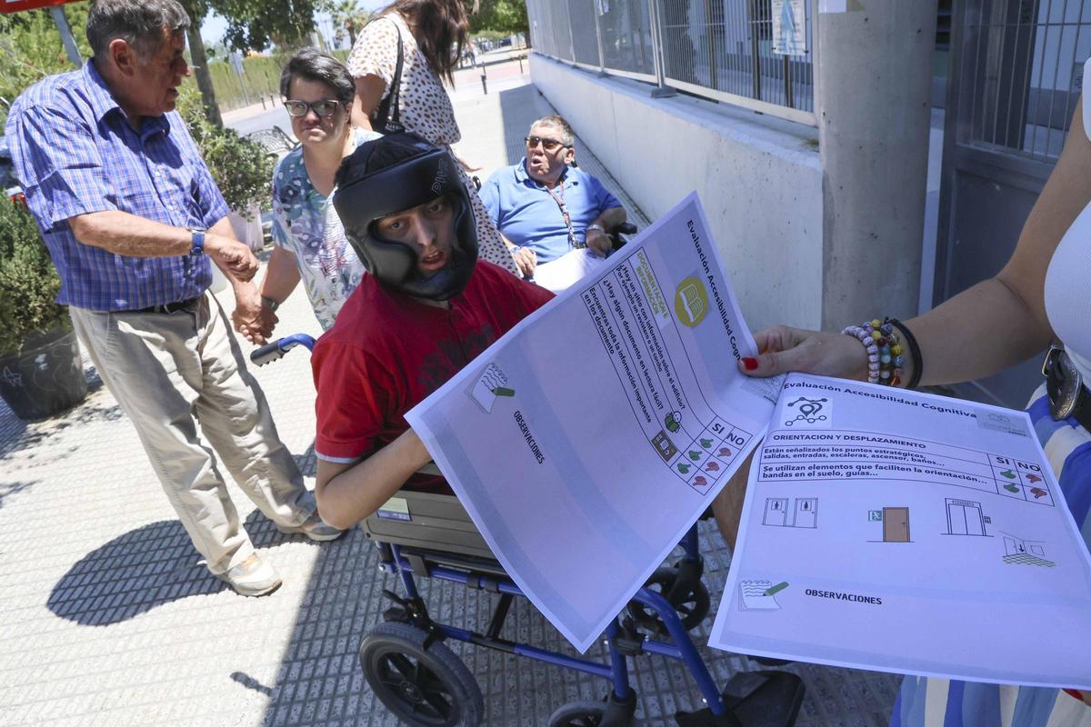 Personas con discapacidad intelectual validan la accesibilidad de los colegios electorales en Sant Joan