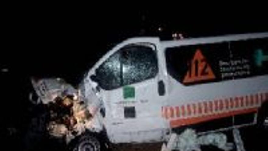 Dos muertos y tres heridos tras chocar una ambulancia y un coche