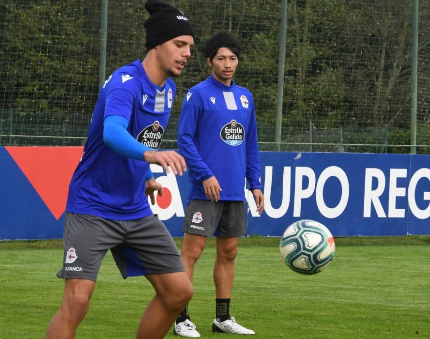 El entrenador deportivista recupera a Gaku y Lampropoulos, que regresaron de la concentración con sus selecicones. Koné ya se entrenó con el grupo.