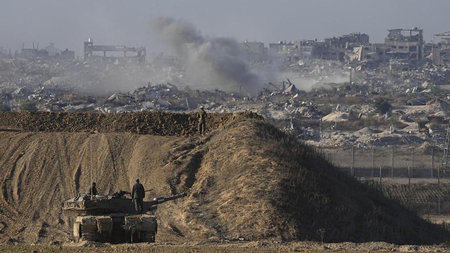 Dos soldados israelíes en un tanque en una zona destruida de Ciudad de Gaza.