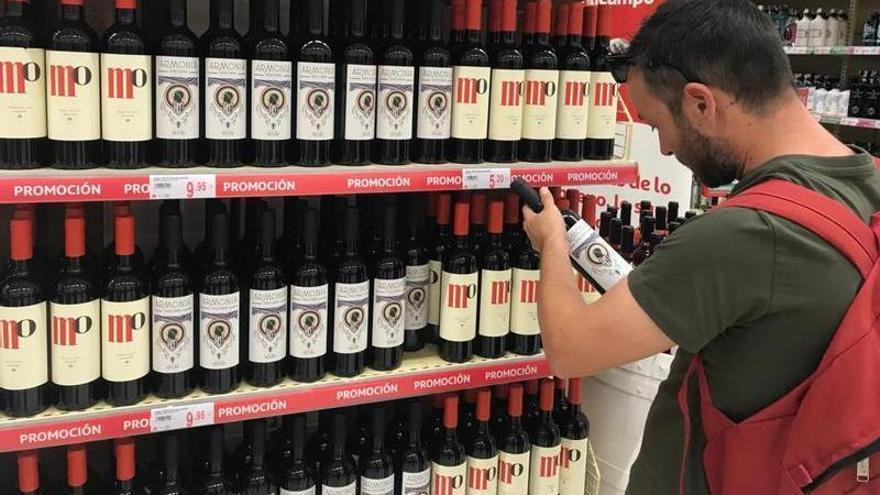 Un posible comprador se interesa por el vino Armonía Herculana dentro del supermercado Alcampo.