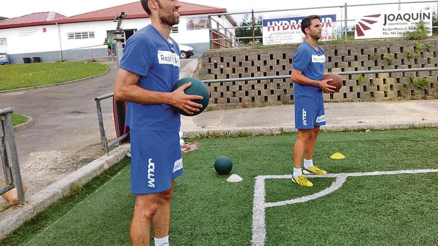 Otero, en primer término, y Borja Noval, entrenando ayer al margen del grupo.