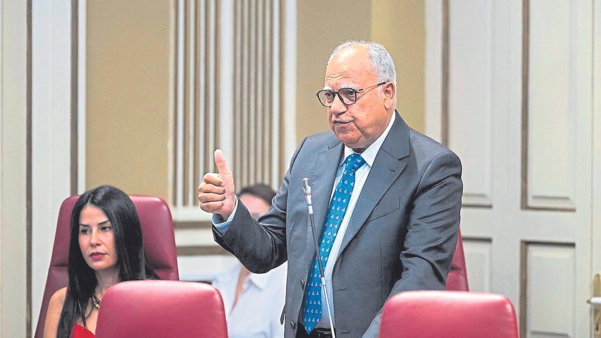 El portavoz de la Agrupación Socialista Gomera, Casimiro Curbelo, durante el pleno del Parlamento este martes.