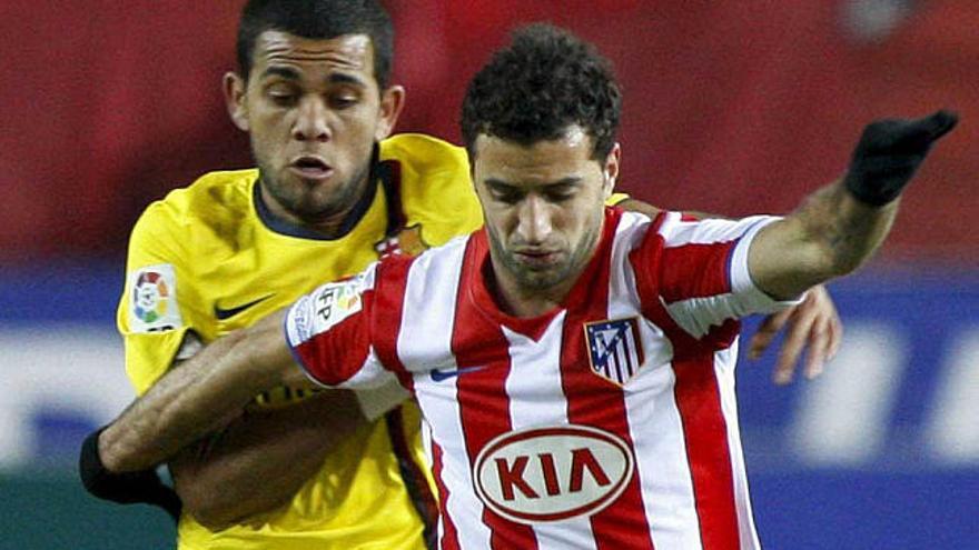 Simão protege el balón ante el acoso de Dani Alves. / sergio barrenechea