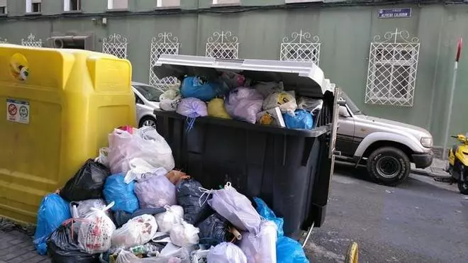 Los vecinos de la capital envían fotos de los contenedor llenos de basura tras Nochebuena