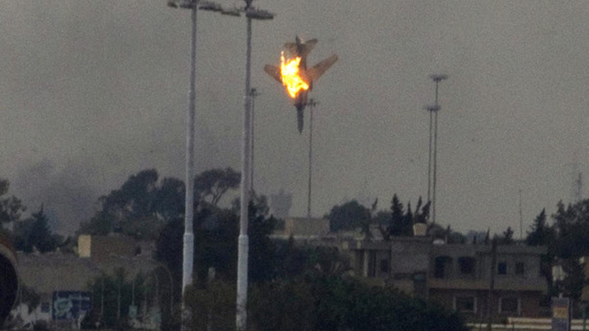 Momento en el que es abatido el avión de las fuerzas de Gadafi.