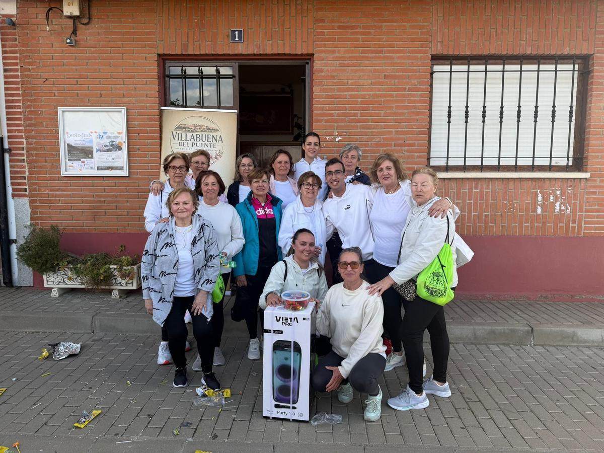 Sorteo de productos en la primera actividad realizada por la asociación cultural de Villabuena del Puente.