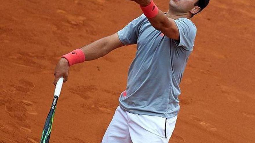 Jaume Munar saca durante su partido ante el estadounidense Tiafoe