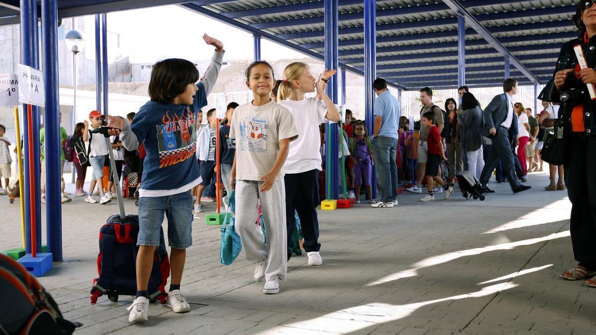 Varios niños de primaria hacen cola para entrar en clase, en un colegio de Madrid.