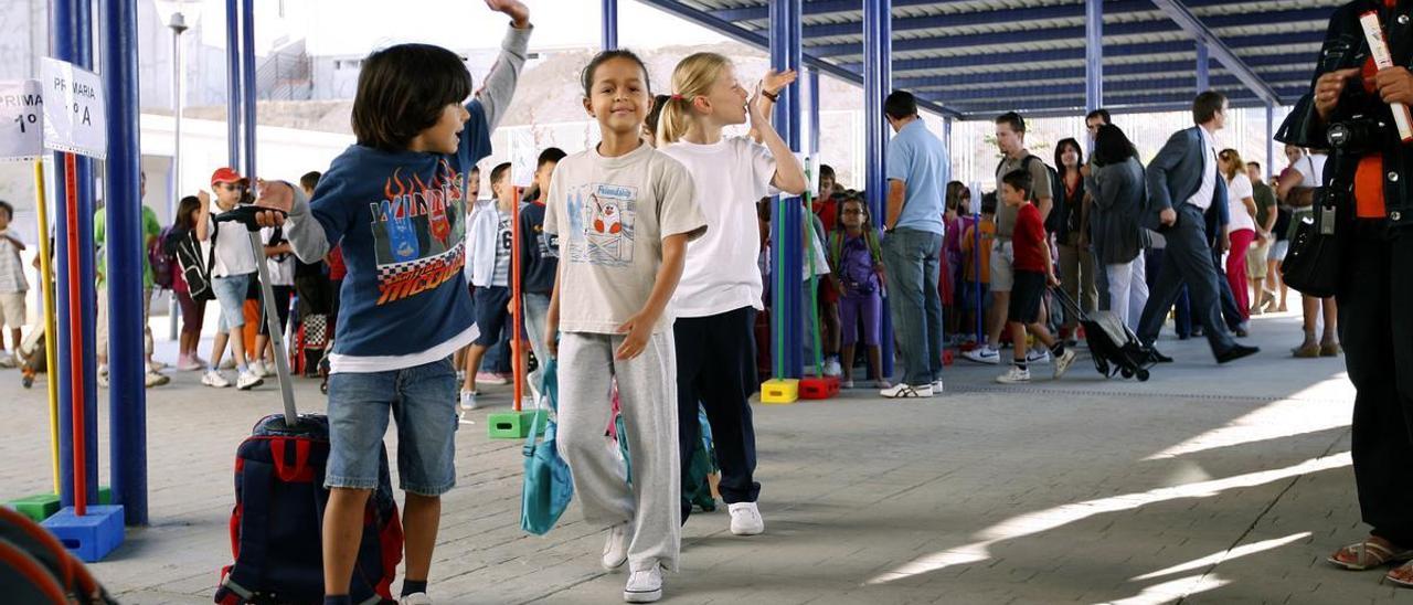 Varios niños de primaria hacen cola para entrar en clase, en un colegio de Madrid.
