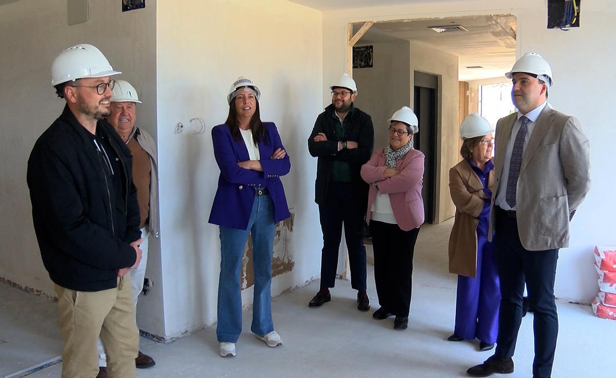 Loles López, durante su visita a las obras del centro de día de Albasur en Priego para personas con discapacidad.