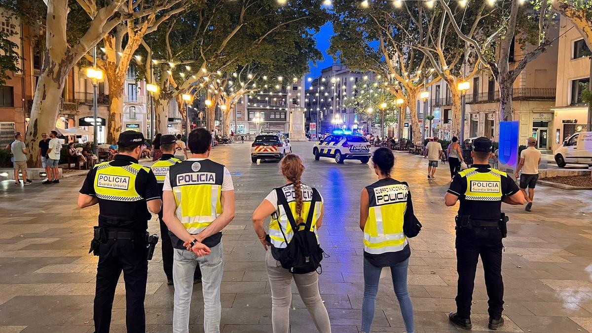 Controls policials a la Rambla de Figueres.