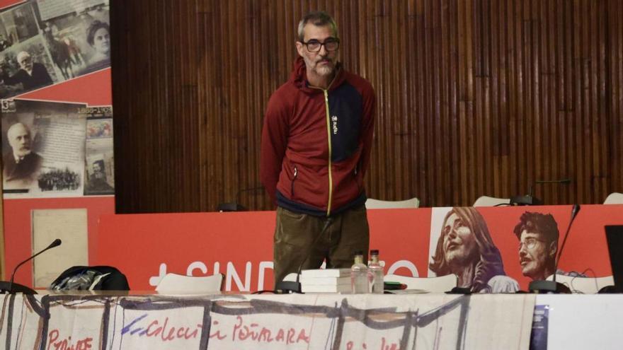 Jorge Delgado, ayer durante la charla, con una reproducción del armario de su abuelo delante.  |