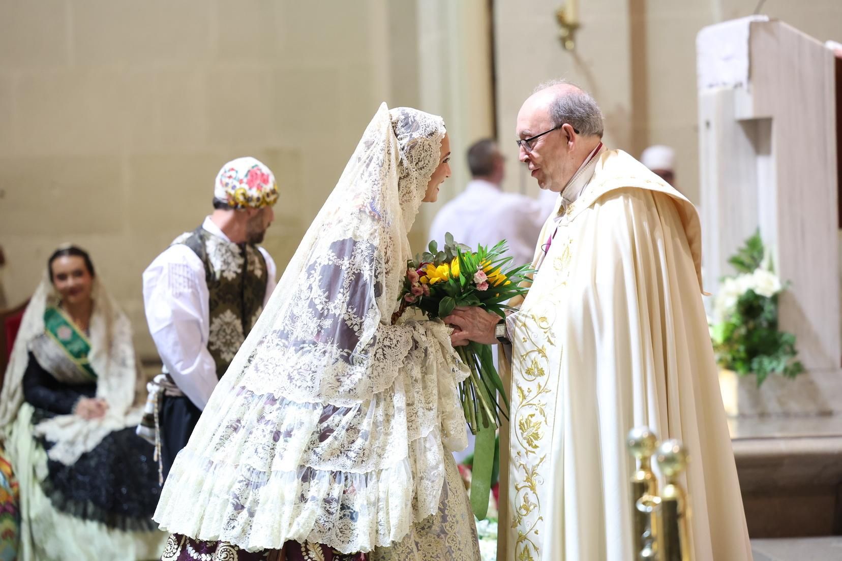 Berta y la corte completan la Ofrenda de Alicante