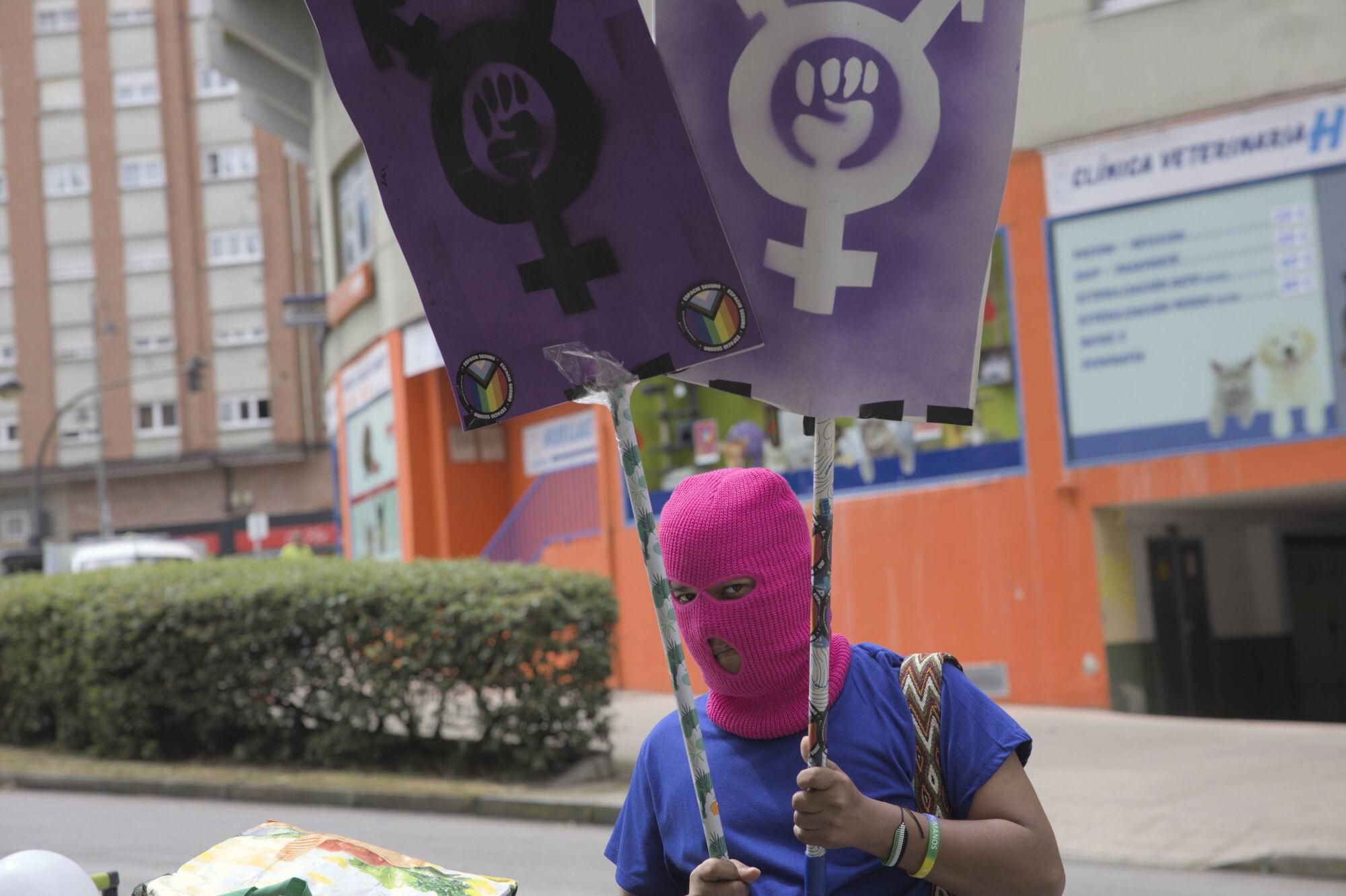 En imágenes: Así fue la manifestación LGTBI de Avilés, con "Santina de Queervadona" incluida