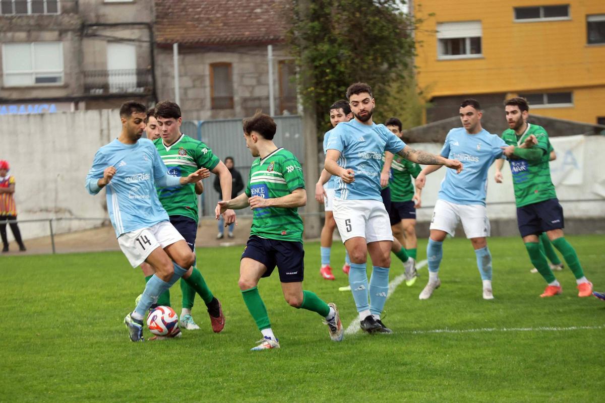 Una de las acciones del partido entre celestes y moañeses.
