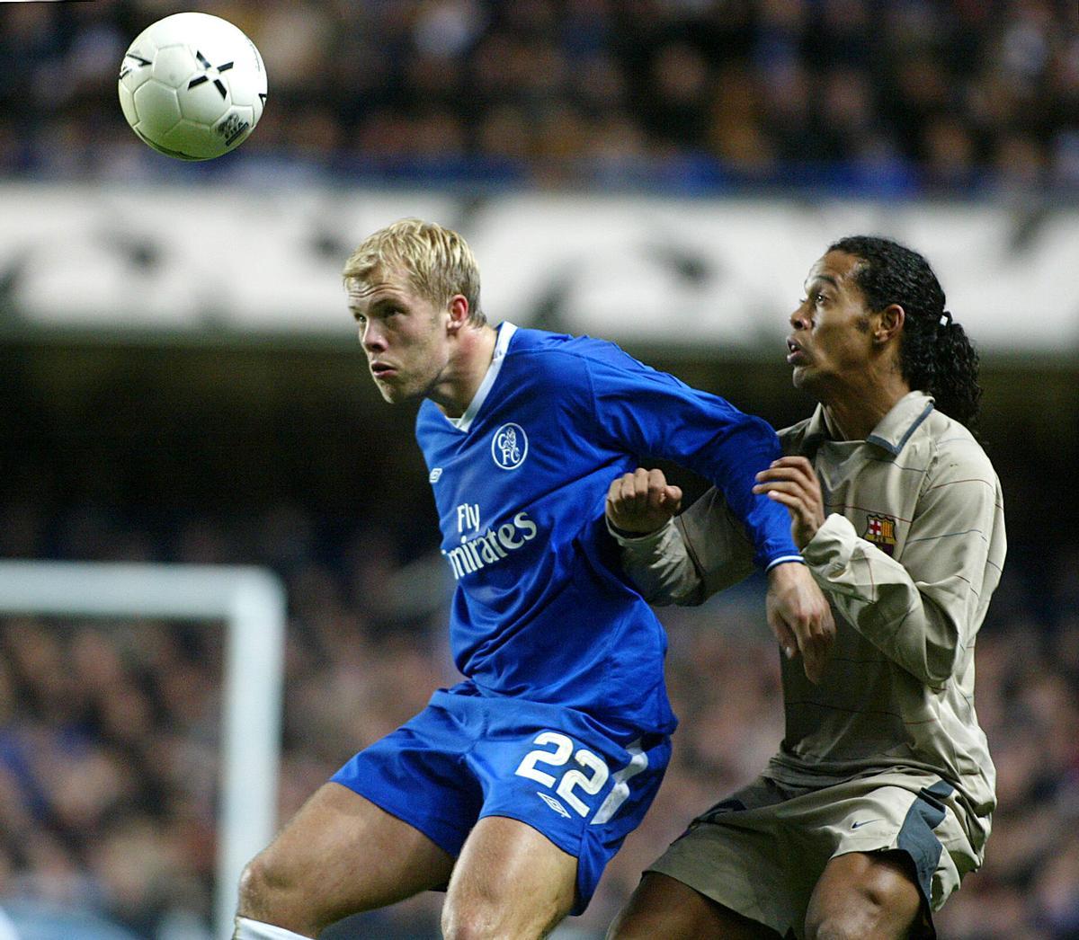 Gudjhonsen, frente a Ronaldinho, en su etapa en el Chelsea