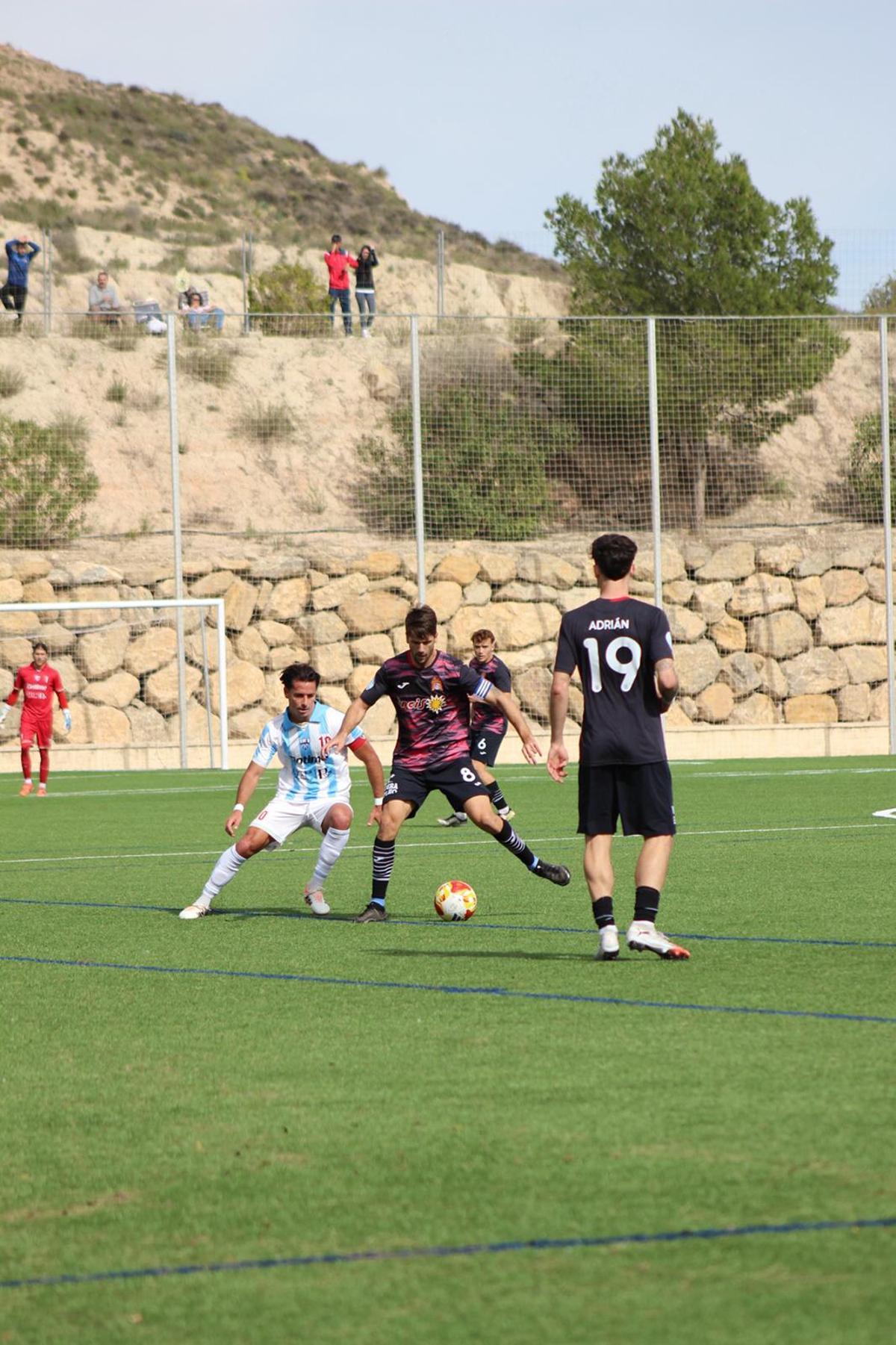 Abenza protege el balón ante la presión de Jaime Santos