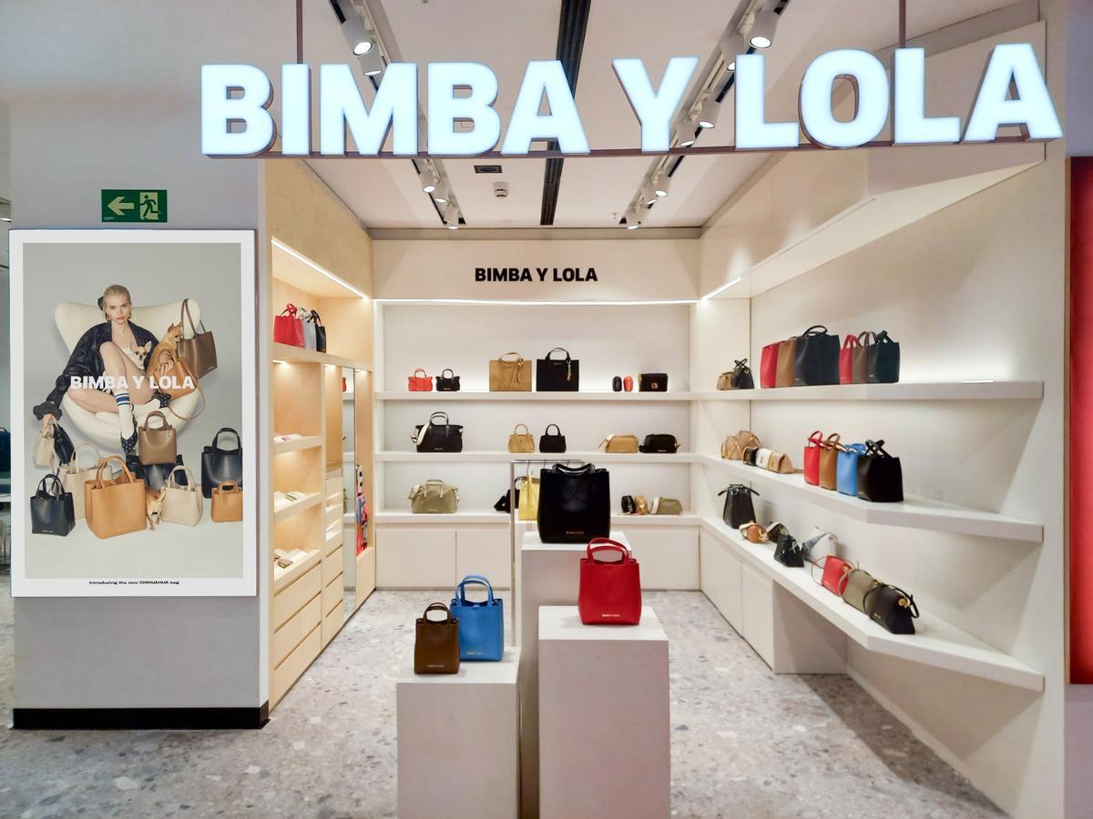 Zona de bolsos de la tienda de Bimba y Lola, en el aeropuerto de Madrid.