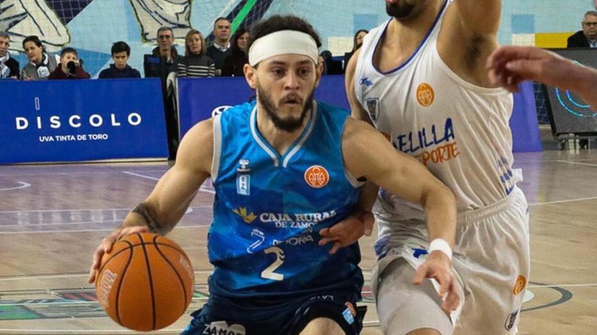 Ty Roberts avanza entre la defensa del CB Melilla Ciuidad del Deporte. | ALBA PRIETO