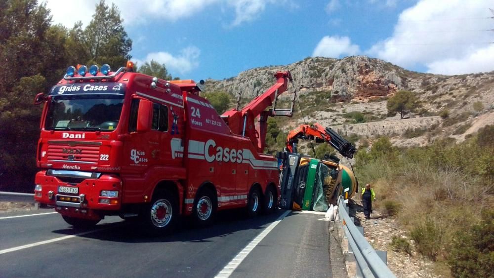 Cortan la N-332 en Gata al volcar una hormigonera