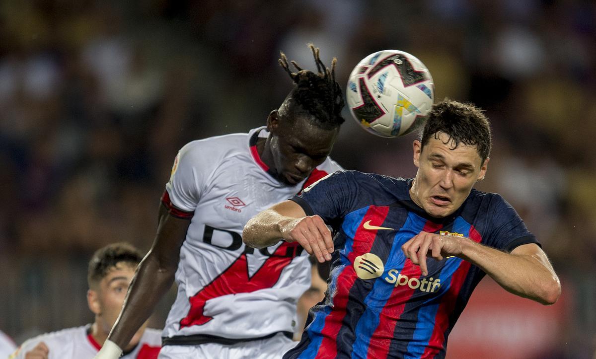 Christensen y Pathe Ciss pugnan por un balón en un corner en el Barça-Rayo del Camp Nou.