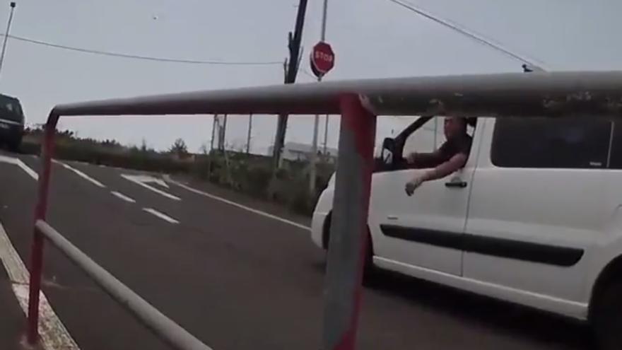 Bronca entre un ciclista y el conductor de una furgoneta en una carretera de Canarias