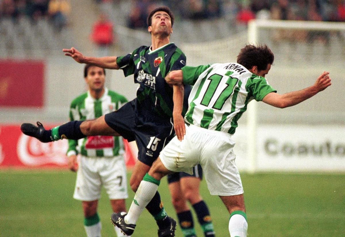 Redondo y Arnal saltan a por un balón dividido en un Córdoba-Elche de los 90