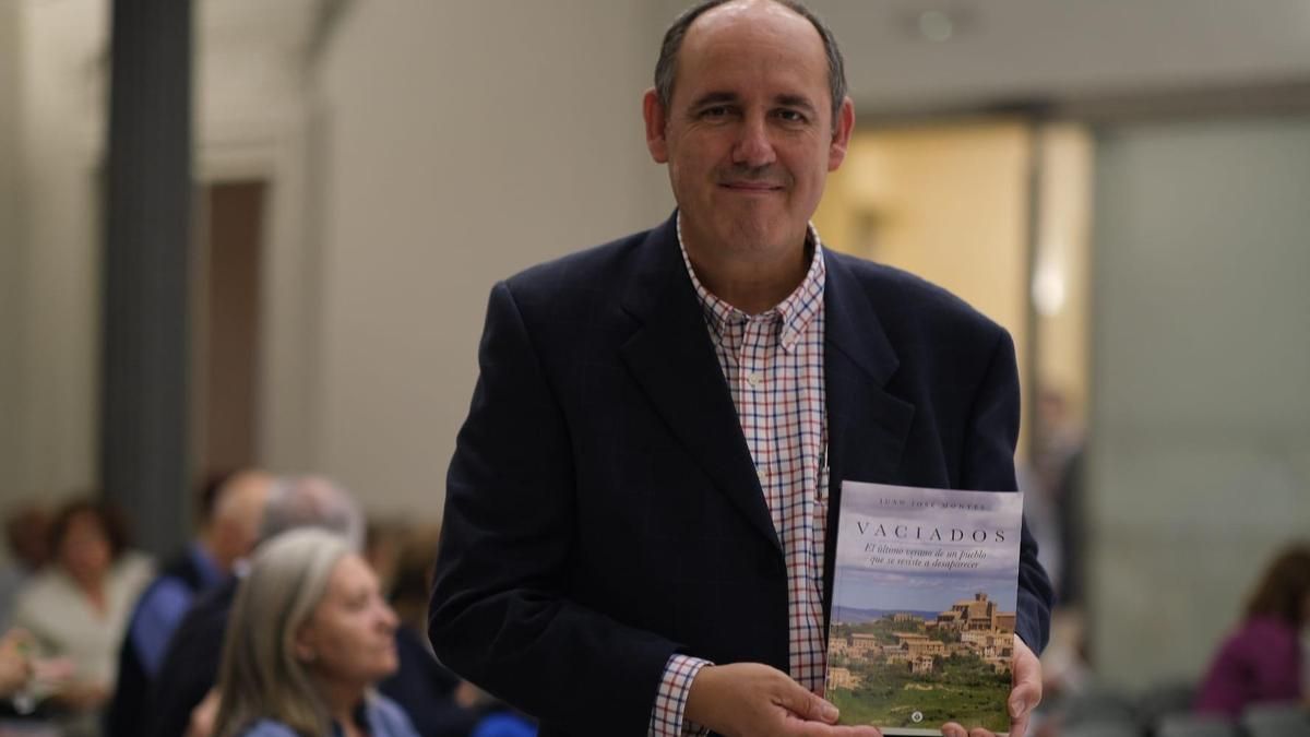 El periodista Juan José Montes en la presentación de su novela ayer.