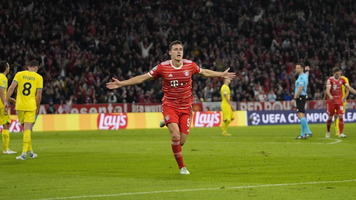 Pavard celebrando el gol que marcó al Inter en el Allianz Arena