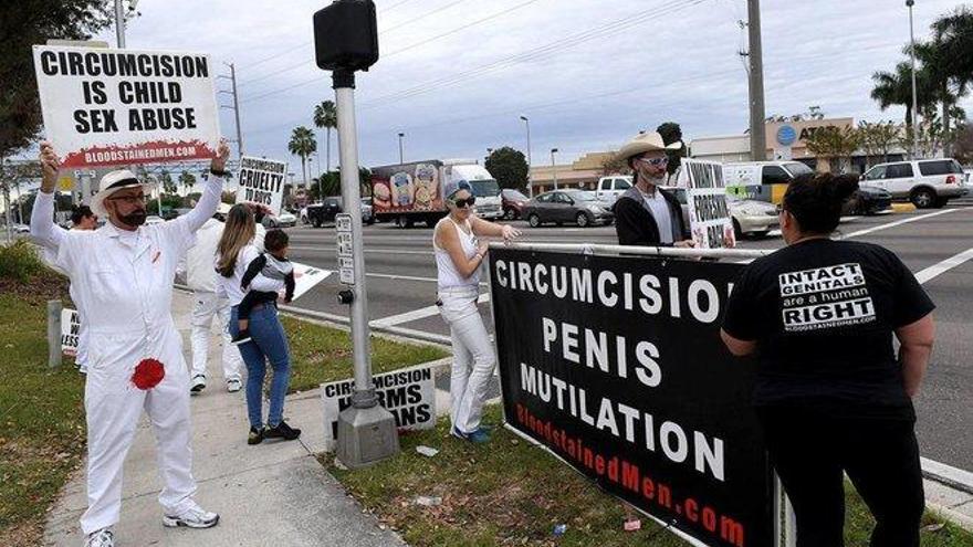 Los &quot;Hombres Manchados de Sangre&quot; protestan en Florida contra la circuncisión