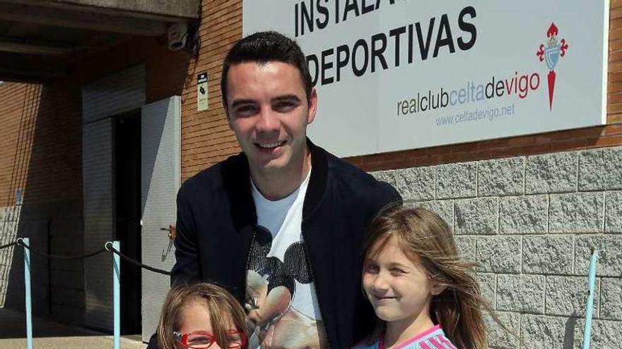 Iago Aspas se fotografía con dos jóvenes aficionadas tras un reciente entrenamiento del Celta en A Madroa. // Marta G. Brea