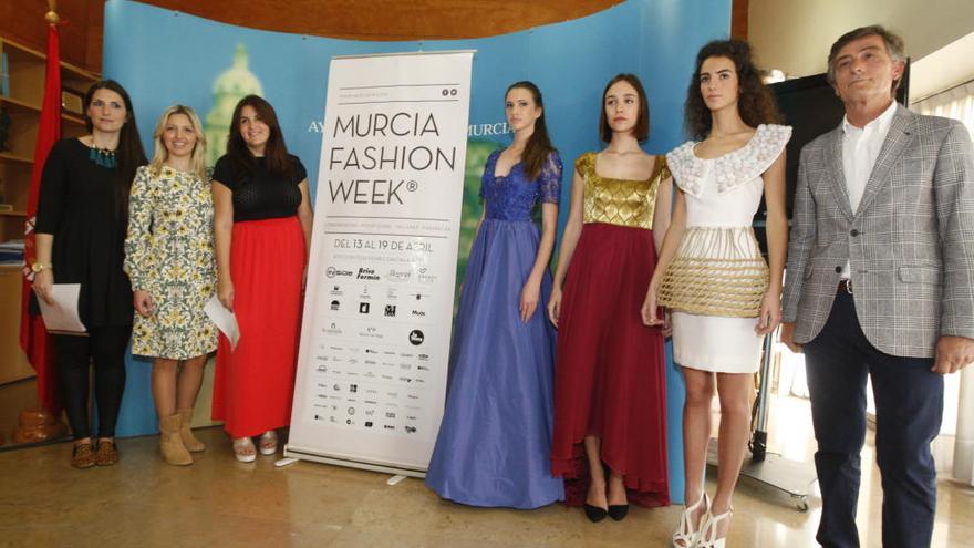 La organización de la Murcia Fashion Week durante su presentación en el Moneo el pasado 1 de abril.