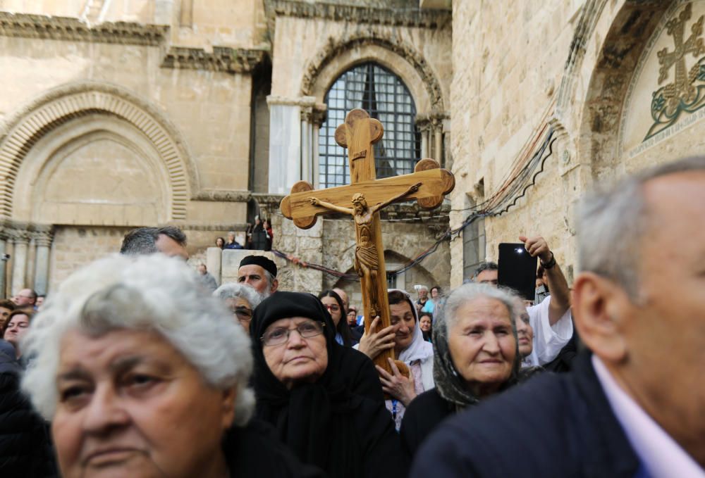 Cristiano ultraortodoxos participan en la ceremonia del lavado de los pies en el Santo Sepulcro de Jerusallén, Israel.